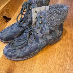 American Eagle Camouflage Lace-Up Women's Boots